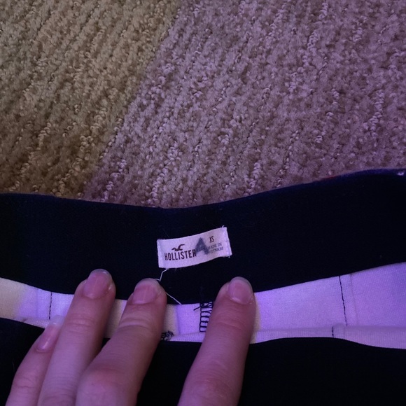 Hollister High Rise Flower Patterned Shorts - Picture 2 of 3